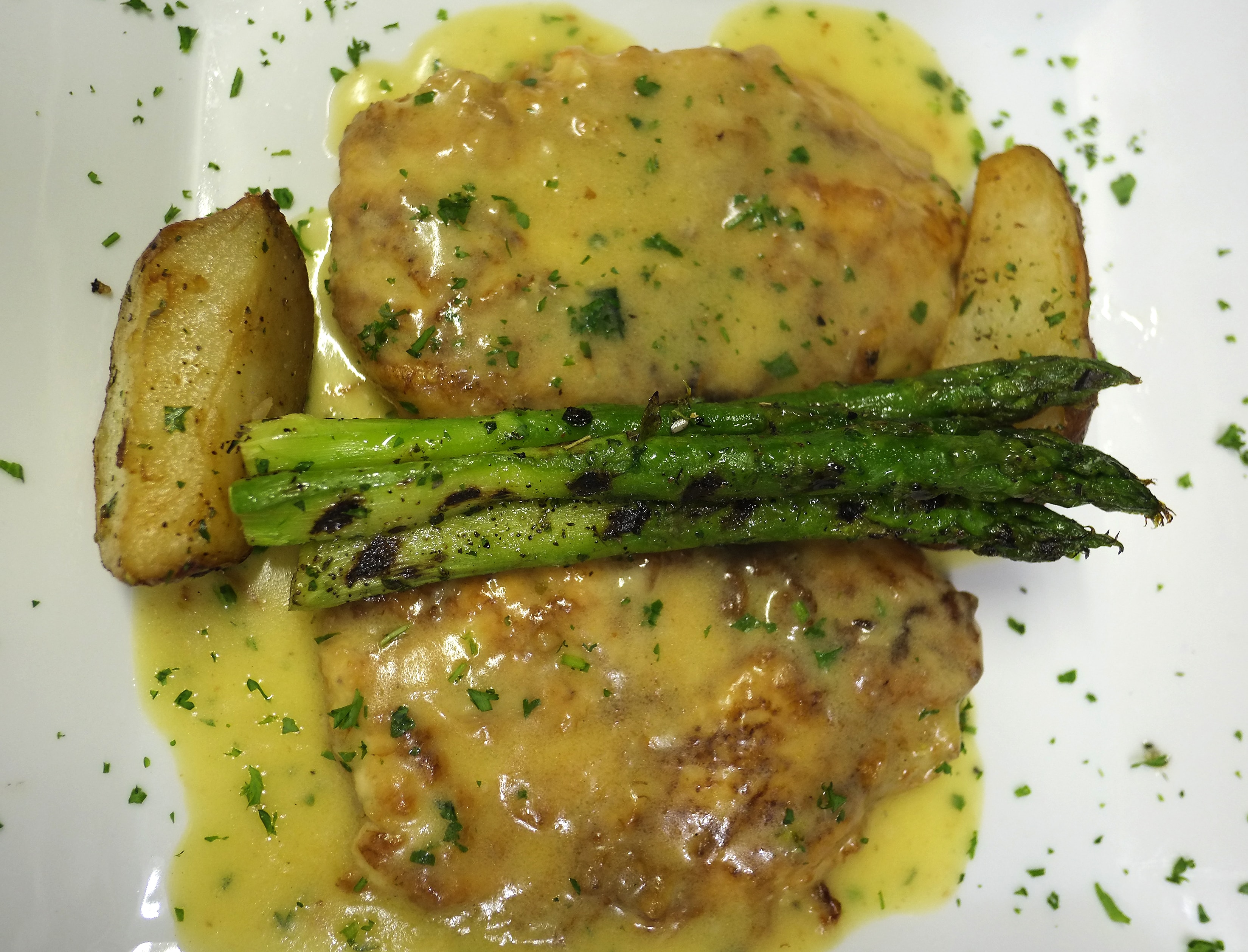Chicken with asparagus and roasted potatoes